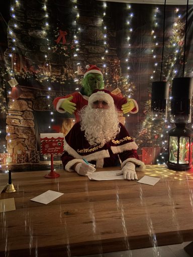 Weihnachtsmann und Grinch