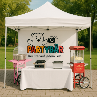 Sportfeste und Satadtfeste Verkaufsstand mit Popcorn- und Zuckerwattemaschine im Freien. Banner mit "PARTYBÄR".